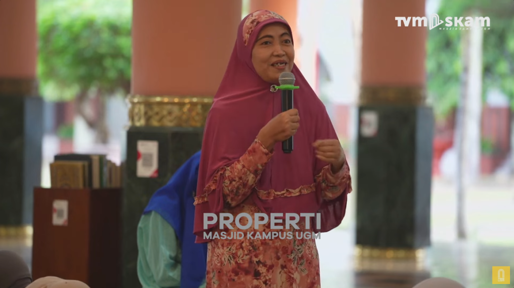 Salah satu jemaah bertanya pada sesi tanya jawab