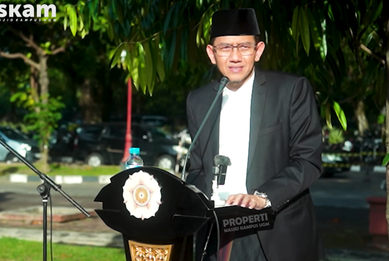 Ahmad Syauqi menjadi khatib idulfitri di Lapangan GSP UGM