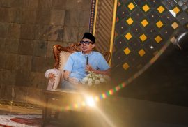 Uceng, Zainal Airifin Mochtar sedang memberikan ceramah di Masjid Kampus UGM