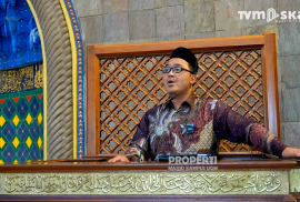 Akhmad Akbar Susamto memberikan ceramah di mimbar Masjid Kampus UGM