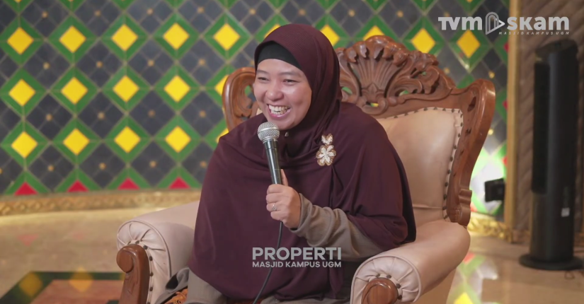 Diana Setiyawati memberikan ceramah di Masjid Kampus UGM